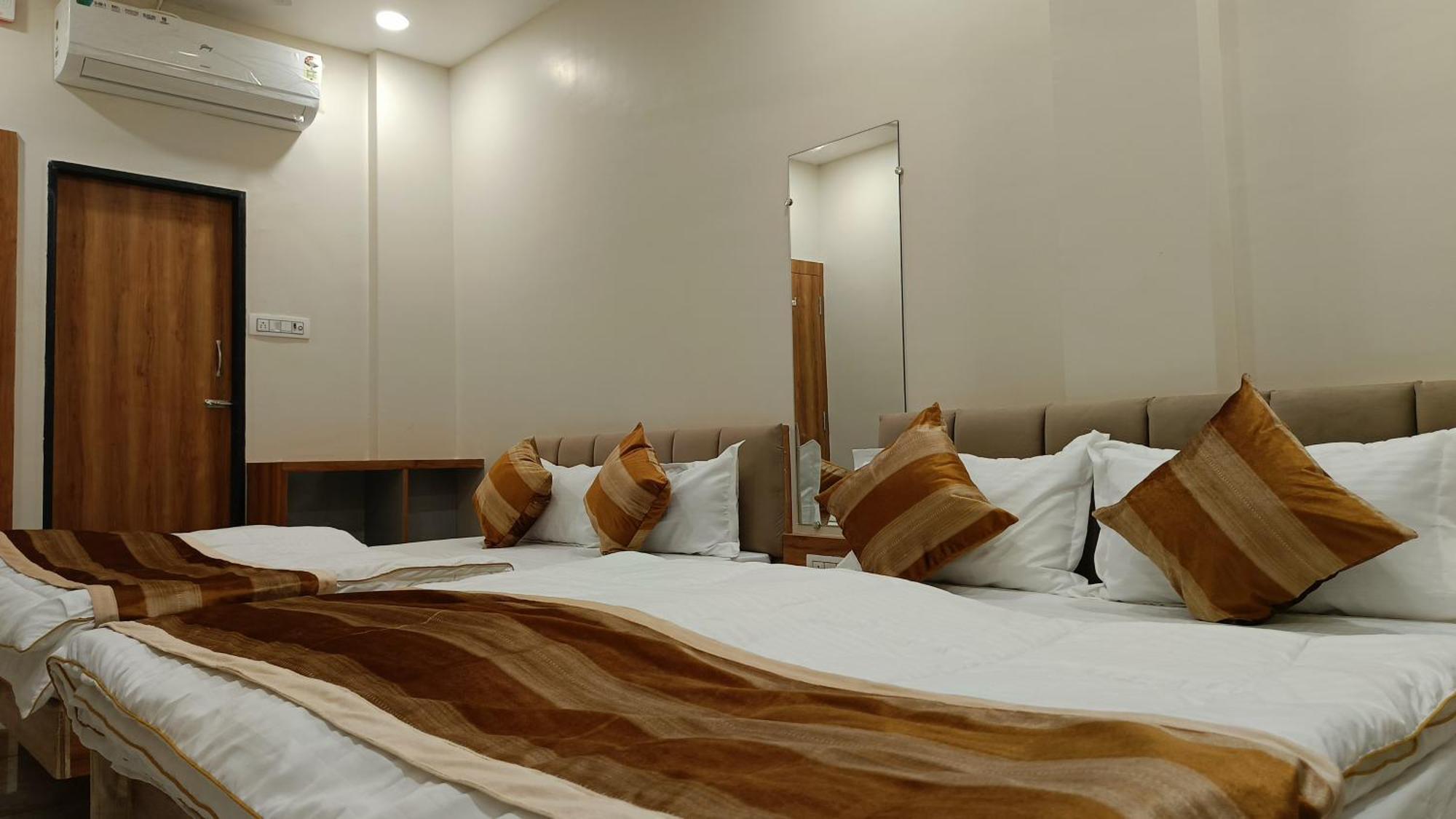 Shree Shyamraj Hotel 우자인 외부 사진