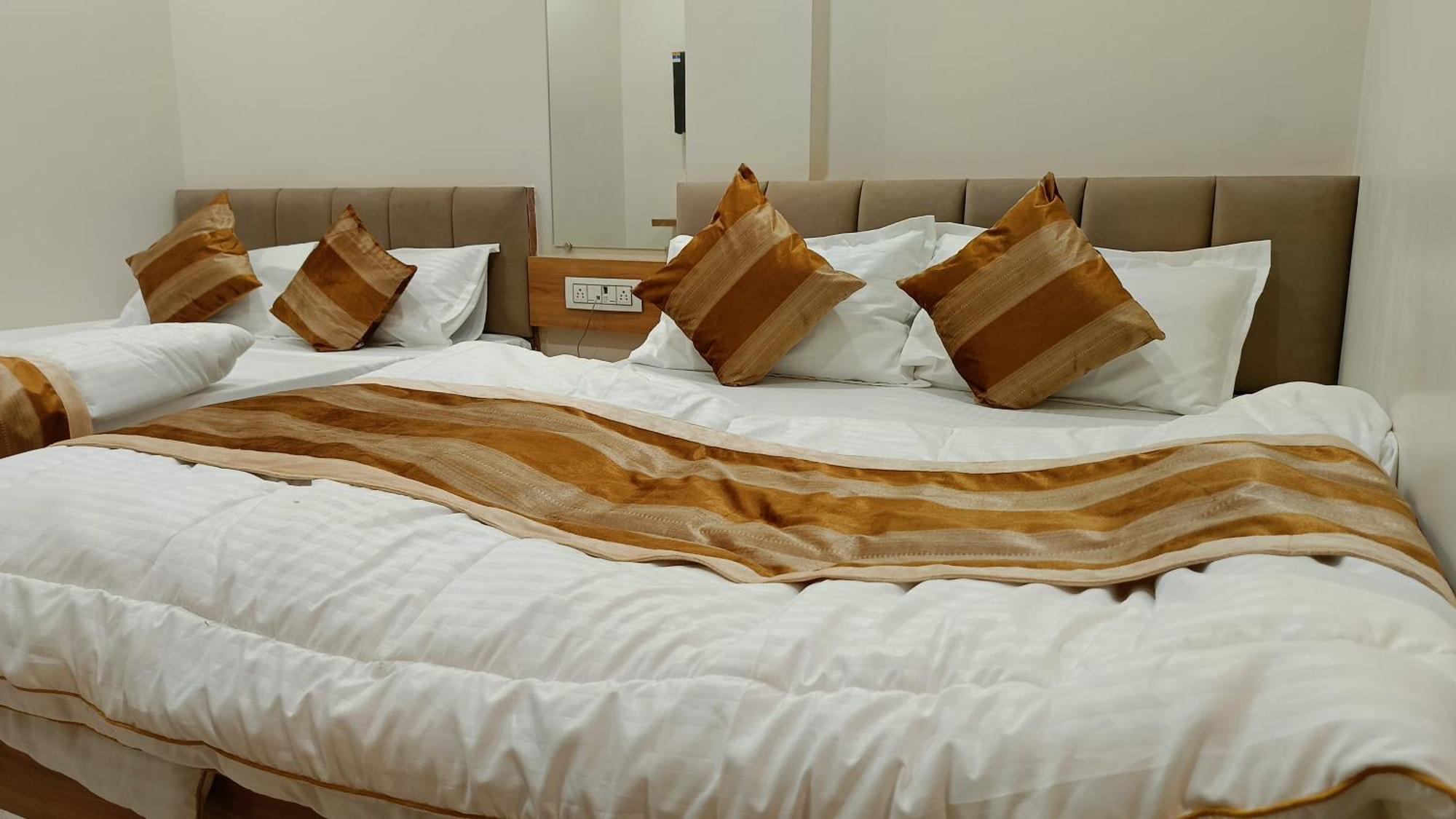 Shree Shyamraj Hotel 우자인 외부 사진